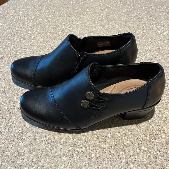 Women’s CLARKS Size 7.5 - Picture 1 of 5